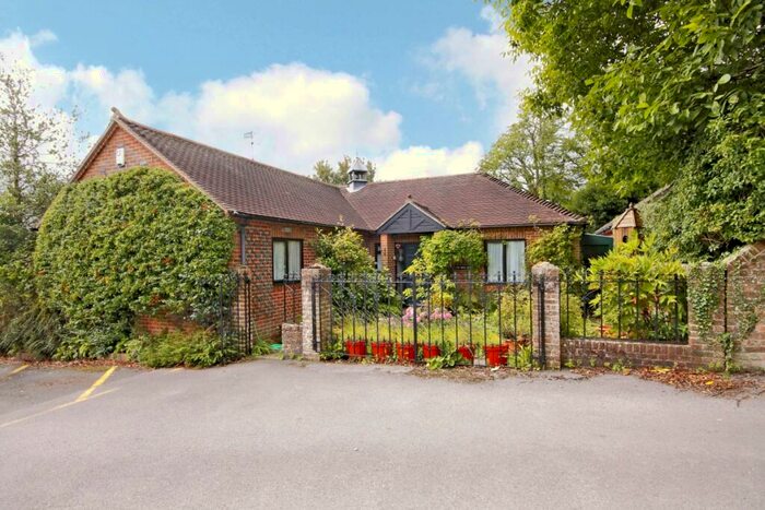 2 Bedroom Bungalow To Rent In Back Lane Marlborough, SN8