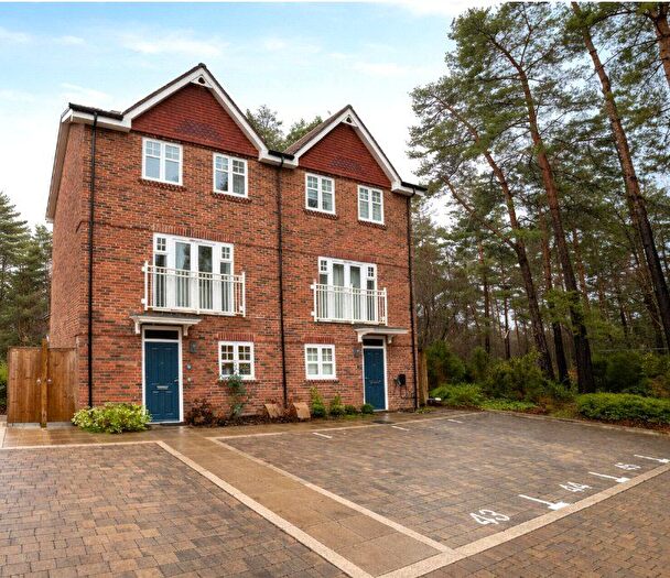 5 Bedroom End Of Terrace House To Rent In Red Cedar Avenue, Fleet, Hampshire, GU51