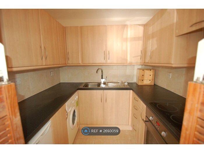 Studio To Rent In Snowdon Drive, London, NW9