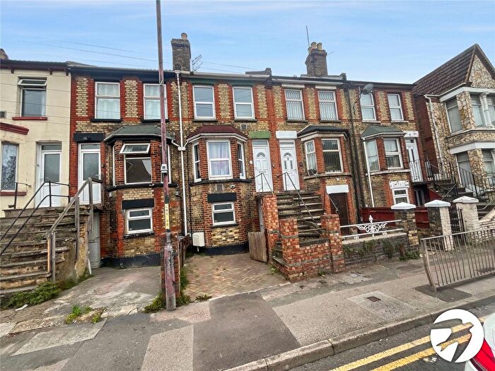 2 Bedroom Flat To Rent In Luton Road, Chatham, ME4