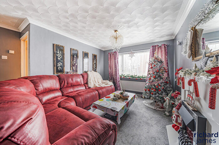 3 Bedroom End Of Terrace House For Sale In Eliot Close, Liden, SN3