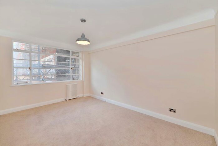 3 Bedroom Flat To Rent In Balham High Road, SW17