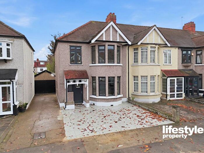 3 Bedroom Detached House For Sale In Collinwood Gardens, Ilford, IG5