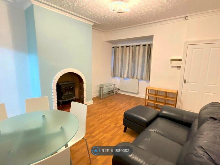 2 Bedroom End Of Terrace House To Rent In Hyde Grove, Sale, M33