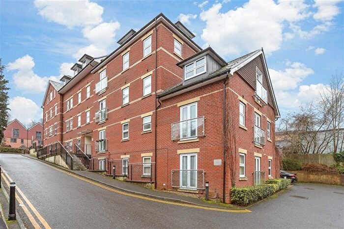 2 Bedroom Flat For Sale In Croydon Road, Caterham, Surrey, CR3