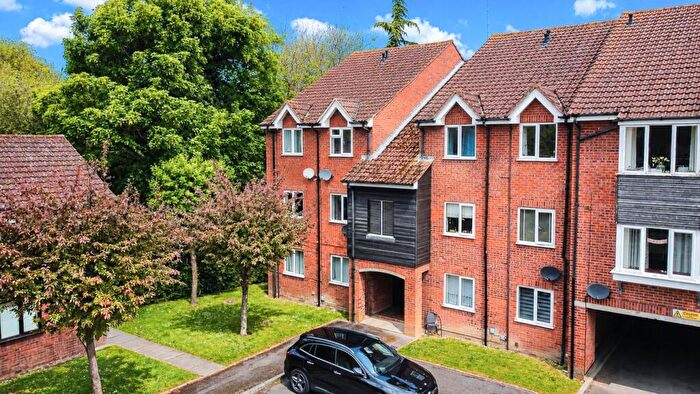 1 Bedroom Flat For Sale In Millstream Close, Hitchin, SG4