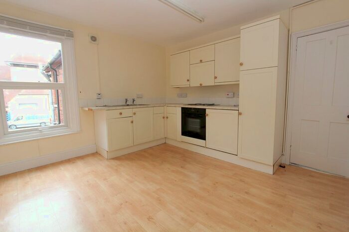 2 Bedroom Flat To Rent In Chapel Street, Petersfield, Hampshire, GU32