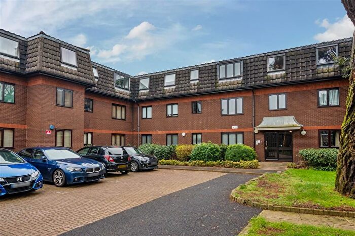 2 Bedroom Flat To Rent In Woodridge Close, The Ridgeway, Enfield, EN2