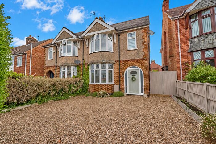 3 Bedroom Semi-Detached House For Sale In Sketchley Road, Burbage, LE10