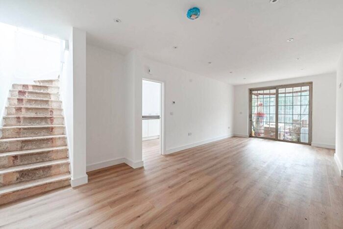 3 Bedroom Detached House To Rent In Clamp Hill, Stanmore, HA7