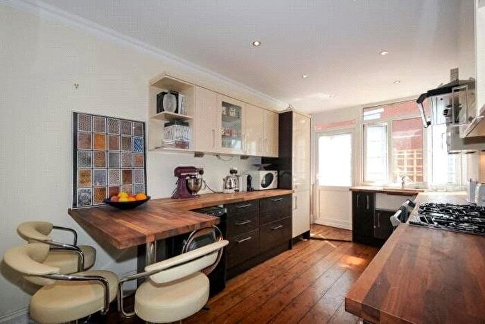 3 Bedroom Flat To Rent In Richmond Road, Twickenham, TW1