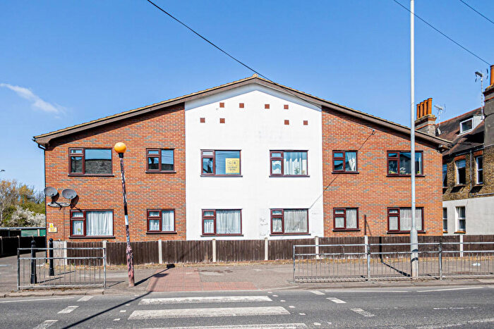 2 Bedroom Apartment For Sale In Fairfax Drive, Westcliff-on-sea, SS0