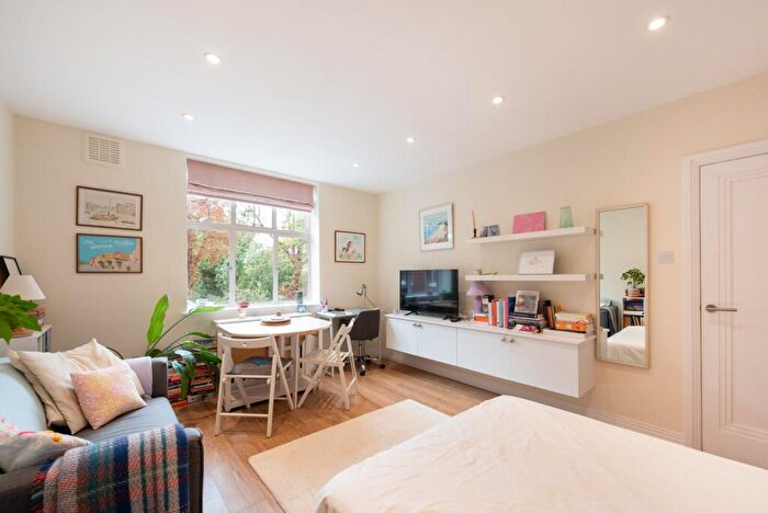 Apartment To Rent In Belsize Grove, London, NW3