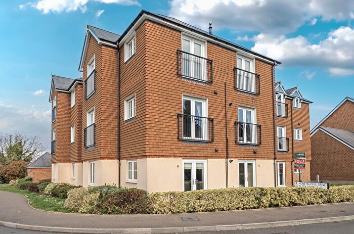 2 Bedroom Flat For Sale In Honeysuckle Drive, Billingshurst, RH14