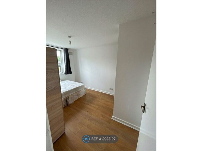 2 Bedroom Flat To Rent In Forsythia Close, Redbridge, IG1