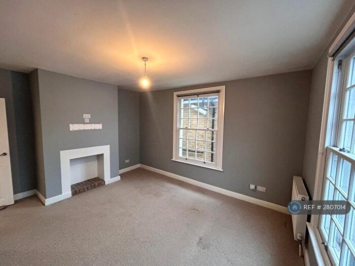 2 Bedroom Flat To Rent In High St, Thames Ditton, KT7