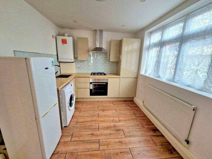 1 Bedroom Flat To Rent In Golfe Road, Ilford, IG1