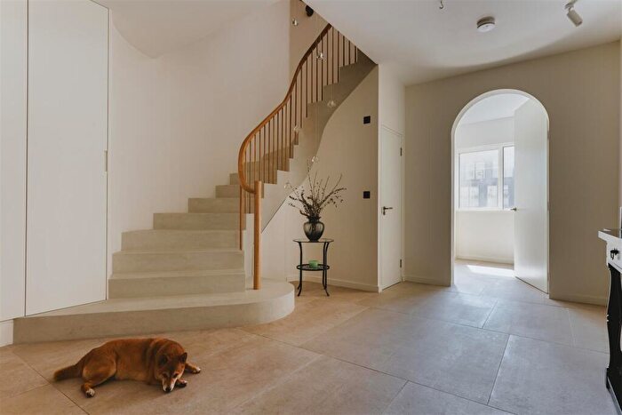 3 Bedroom House To Rent In Andrews Road, Hackney, E8