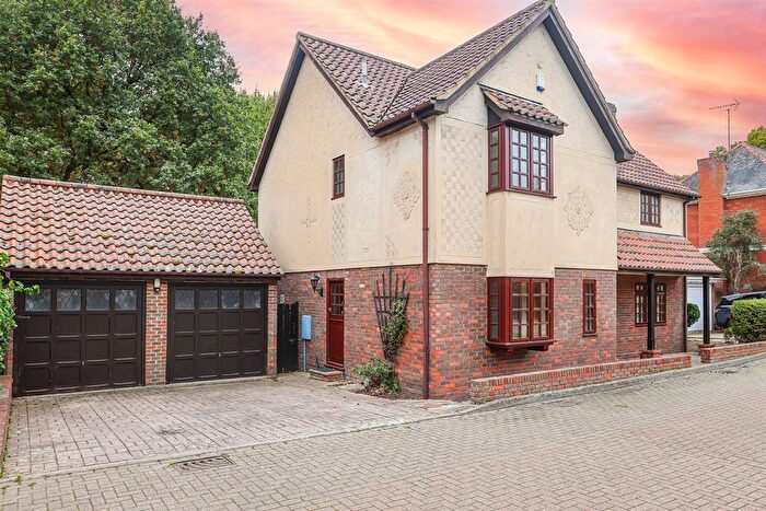 4 Bedroom Detached House For Sale In Tyrells, Hockley, SS5