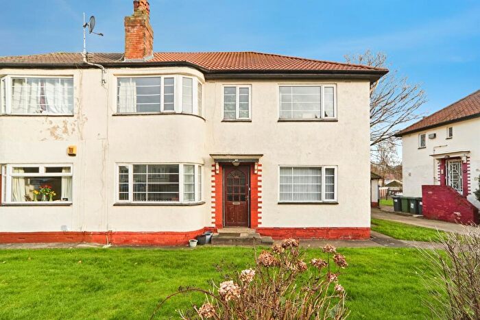 2 Bedroom Flat For Sale In Sandringham Drive, Leeds, LS17