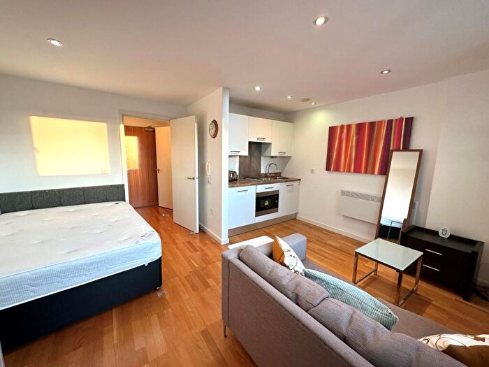 Flat To Rent In Gateway North, Crown Point Road, Leeds, LS9