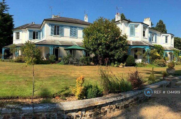 2 Bedroom Flat To Rent In Alderbourne Manor, Buckinghamshire, SL9