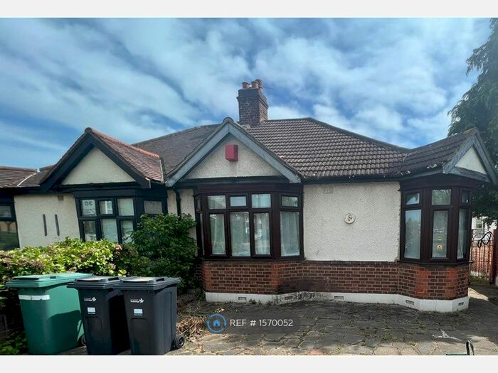 2 Bedroom Bungalow To Rent In New North Road, Ilford, IG6