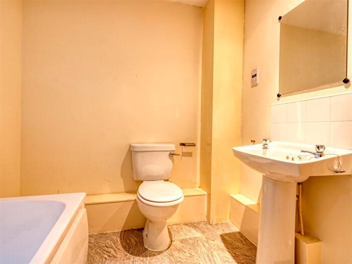2 Bedroom Apartment To Rent In Brindley House, Tapton Lock, Chesterfield, Derbyshire, S41