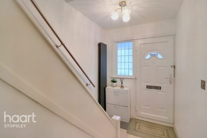 3 Bedroom Semi-Detached House For Sale In Norfolk Road, Luton, LU2