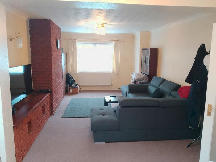 6 Bedroom Semi-Detached House To Rent In Dallington Road, Northampton, NN5