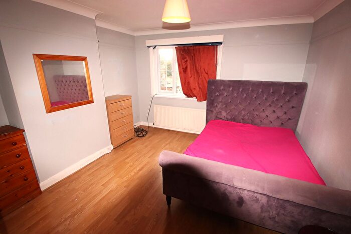 4 Bedroom Maisonette To Rent In The Promenade, Edgware, HA8