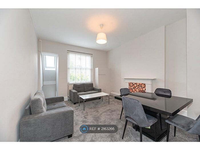 2 Bedroom Flat To Rent In West Cromwell Road, London, SW5