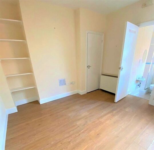 Studio To Rent In Cheddon Road, Taunton, TA2