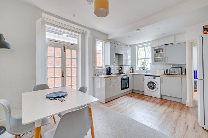 1 Bedroom Flat To Rent In Bronsart Road, Fulham, SW6