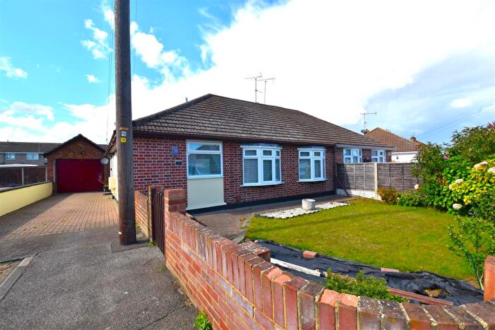 3 Bedroom Semi-Detached Bungalow For Sale In Brook Close, Rochford, SS4