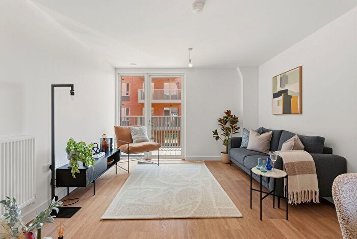 2 Bedroom Flat To Rent In Royal Gateway, London, Acton, W3
