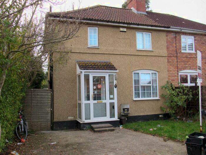 4 Bedroom Semi-Detached House To Rent In Buxton Walk, Horfield, Bristol, BS7
