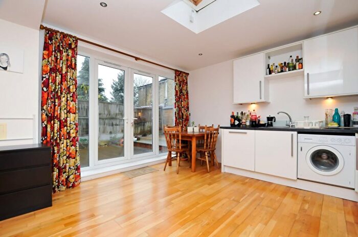 5 Bedroom Property To Rent In Victoria Park Road, Victoria Park, E9