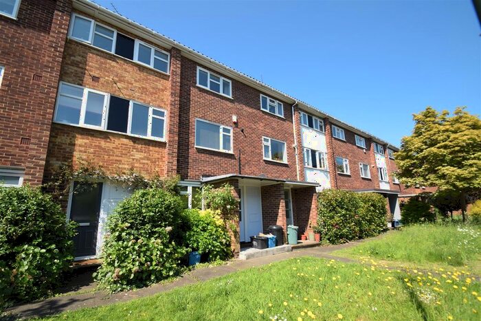 2 Bedroom Maisonette To Rent In Cumberland Close, St Margarets, Twickenham, TW1