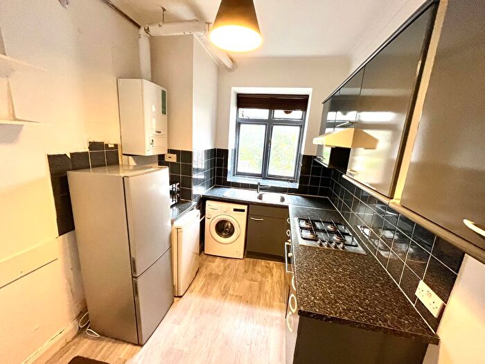 3 Bedroom Flat To Rent In Hamilton Road, London, W5