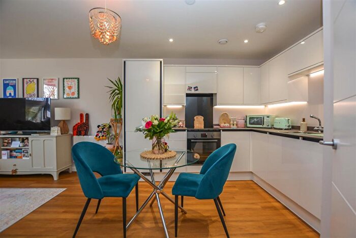 1 Bedroom Flat For Sale In Ingrave Road, Brentwood, CM15