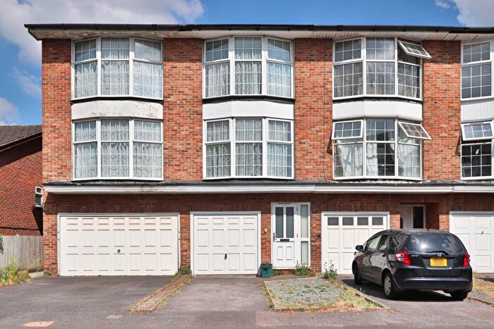 3 Bedroom Town House To Rent In St James Close, New Malden, KT3