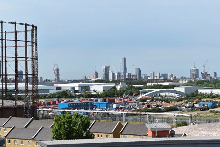 2 Bedroom Apartment To Rent In New Village Avenue, London, E14