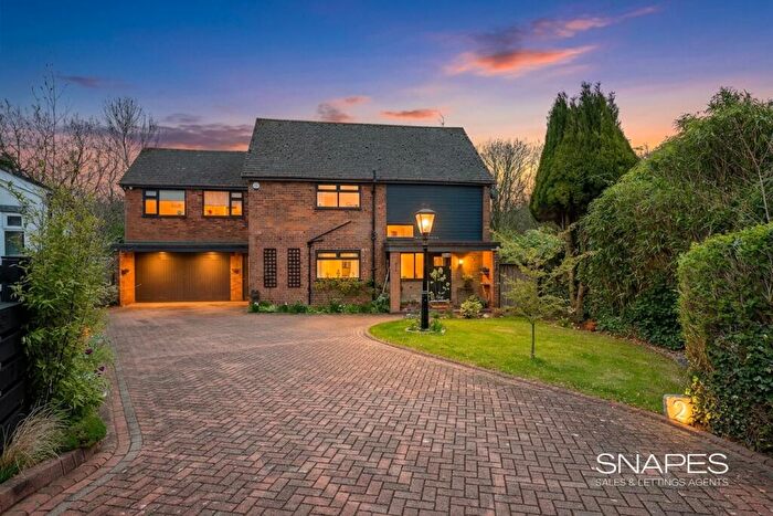 4 Bedroom Detached House For Sale In Broadhill Close, Bramhall, SK7