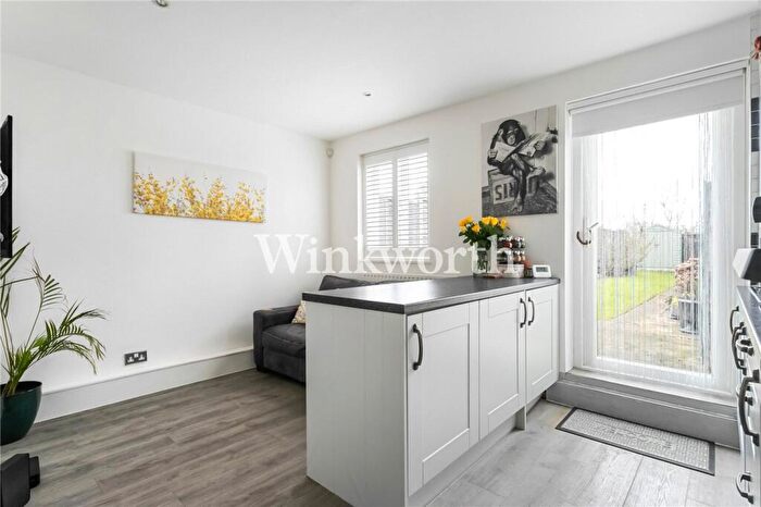 1 Bedroom Apartment For Sale In Crawford Gardens, London, N13