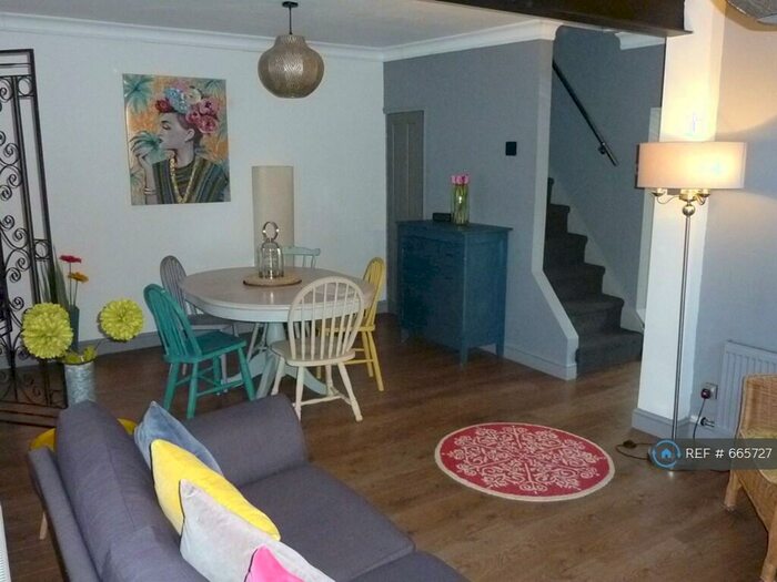 3 Bedroom Semi-Detached House To Rent In Dews Road, Salisbury, SP2