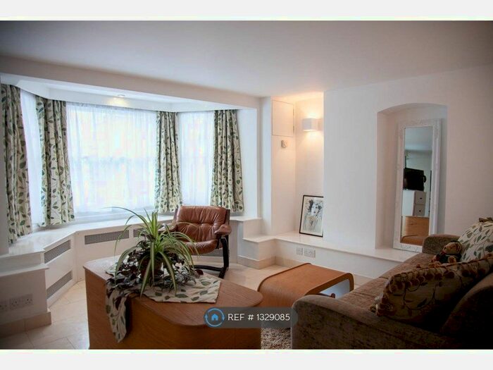 Studio To Rent In Ickburgh Road, London, E5