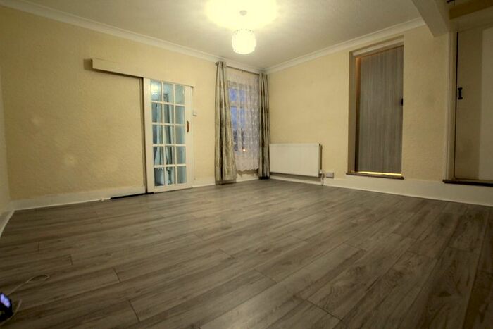 2 Bedroom Flat To Rent In Whitehorse Road, Croydon, CR0