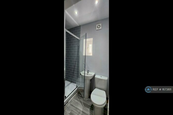 1 Bedroom Flat To Rent In Milnrow Road, Rochdale, OL16