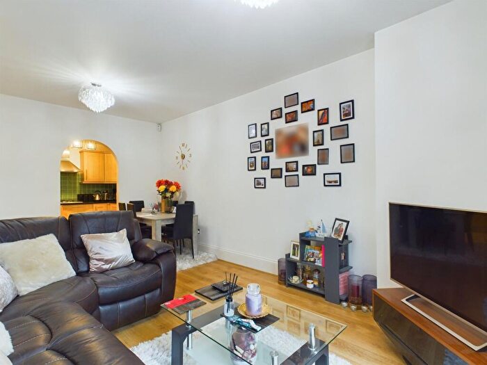2 Bedroom Flat To Rent In Princess Park Manor, Royal Drive, N11